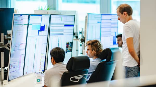 Da Vinci traders looking at screens